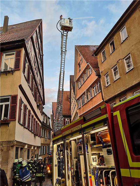 Nicht viel Platz gibt es zwischen Tübinger Altstadtgiebeln für die Feuerwehrdrehleiter. Bild: Ulrich Metz