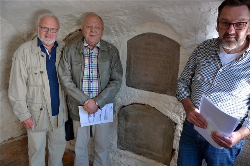 Nobert und Franz Geßler begutachten mit Wilhelm Glaser (von links) die Grabplatte ihrer Urgroßtante, der Priorin Catharina Gessler (unten). Bilder: Greiß