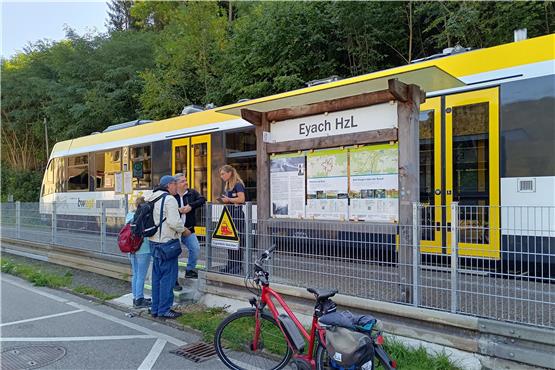 Noch ist der Haltepunkt Eyach für den ÖPNV nur sommersonntags mit dem Ausflugszug eine Station. Spätestens 2035 sollen stündliche Halte die Regel sein. Bild: Franz Seeburger
