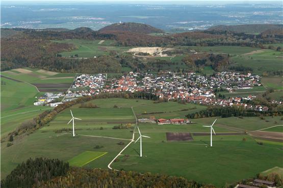 Noch sind sie eine echte Seltenheit in der Region, die drei Windräder auf dem Himmelberg (im Hintergrund Willmandingen). Das wird sich ändern.Bild: Klaus Franke