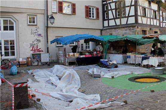 Noch verdecken Planen und Weihnachtsmarkt-Buden den neuen Spielplatz. Bild: Philipp Körtgen