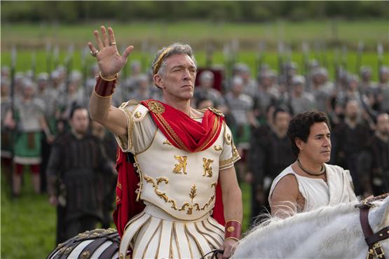 Nonchalant: Vincent Cassel als Julius Caesar.  Foto: Leonine/dpa