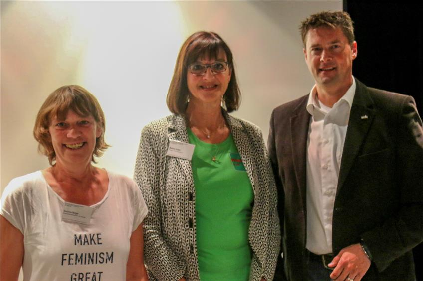 Oberbürgermeister Peter Rosenberger war nicht bange unter 60 Frauen. Nach der Begrüßung blieb er noch zum ersten Vortrag. Neben ihm (von links) Susanne Berger und Martina Kober.