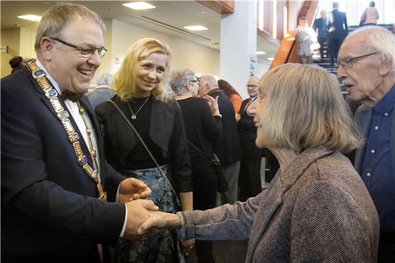 Oberbürgermeister Thomas Keck und seine Frau Elke begrüßen Brigitte Bausinger und Prof. Hermann Bausinger.Bild: Horst Haas