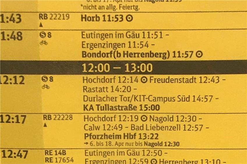 Oder doch nicht? Der Fahrplan, der an der Haltestelle aushängt, verkündet um 12.47 Uhr eine direkte Verbindung nach Stuttgart – mit dem RE14b. (Die verschiedenen Uhrzeiten spielen hier keine Rolle. Im Faltfahrplan der AVG wird Eutingen-Nord auch bei der Fahrt um 12.47 Uhr übersprungen.)