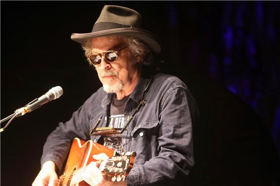 „Ohne Bob Dylan wäre ich nie Musiker geworden“: Wolfgang Niedecken, stilecht mit Hut und Sonnenbrille im Sudhaus. Bild: Jürgen Spieß