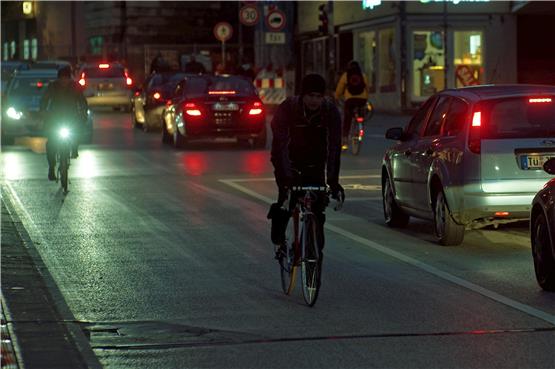 Ohne Licht unterwegs: der Dunkelradler. Archivbild: Ulrich Metz