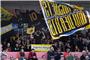 Oldenburger Fans feiern im Block der Tigersfans mit großer Fahne in der Paul Hor...