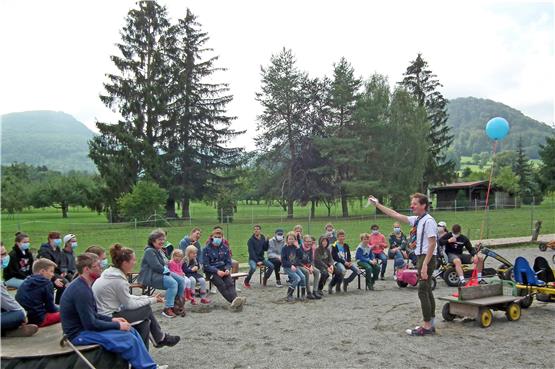 Oliver Kurz alias Clown „Uuuuhlfffff“ gibt vor Kindern mit und ohne Behinderung eine Vorstellung auf dem Schwillehof. Bild: Monica Brana