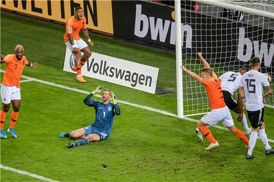 Oranje jubelt, Manuel Neuer fasst sich nach dem Eigentor von Jonathan Tah (5)  an den Kopf. Foto: Axel Heimken/dpa