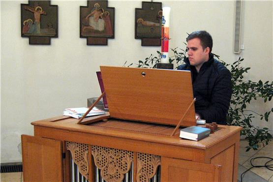 Organist Denis Wiecher an der „Truhenorgel“ als Ersatz für die abgebaute Orgel.Bild: Adelinde Hellstern