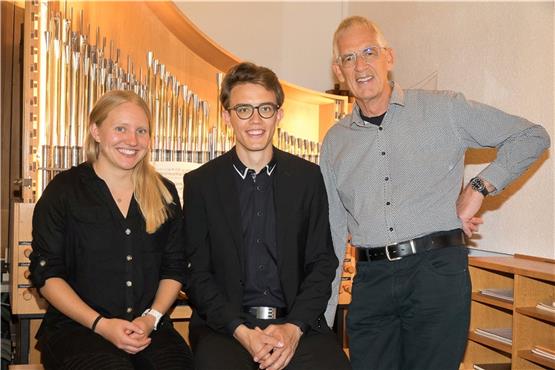 Organist Nico Maurice Schumann (Mitte) mit den beiden Registranten Carina Willig und Joachim Wößner. Bild: Alexander W. Wößner