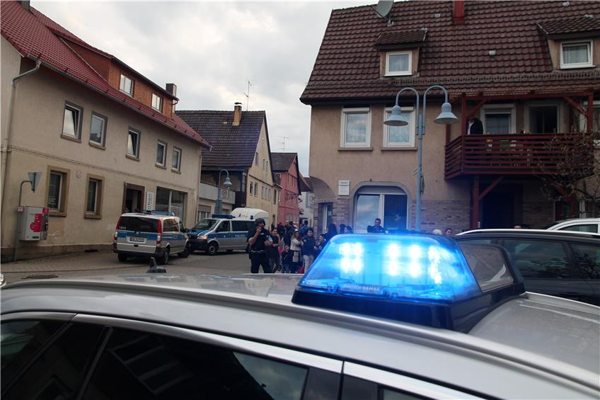 Ort des Zugriffs: Nach Zeugenaussagen wurde der Verdächtige, der die Ergenzinger Raiba-Filiale überfallen haben soll, an der Ecke Utta-Eberstein-Straße/Albrecht-Wirt-Straße festgenommen. Bild: Eisele