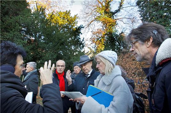 Ortstermin des Bauausschusses gestern auf dem Geiselhart-Gelände. Prof. Waltraud Pustal (links im Bild) erläutert den Baumbestand.Bild: Horst Haas