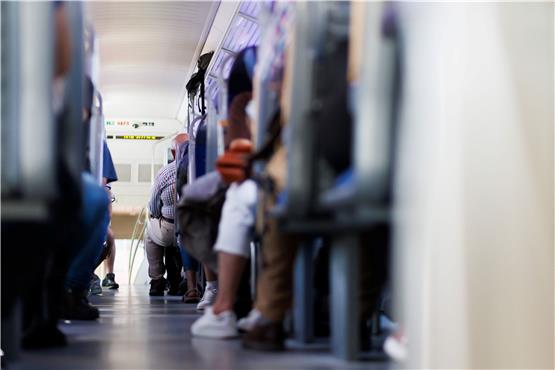 Passagiere sitzen in einem Regionalexpress auf den Plätzen. Foto: Philipp von Ditfurth/dpa