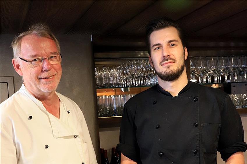 Patrick Hülsenbeck (rechts) ist neuer Koch in der Germania. Vater Gerhard Bareis hilft ebenfalls in der Küche mit.