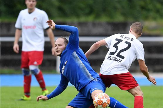 Paul Beckenbach (rechts) und der FC Horb wehrten sich tapfer, unterlagen am Ende dennoch mit 1:2 gegen den SV Tumlingen-Hörschweiler und Oliver Hirth.Bild: Ulmer