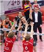 Paul Carroll (Mitte oben, Berlin Recycling Volleys) gegen Rottenburger Block; Fe...
