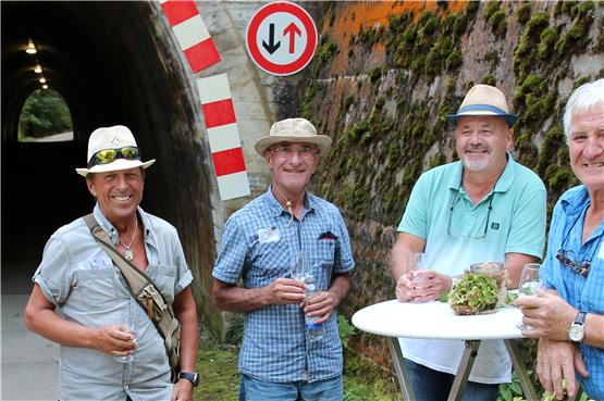 Peter Mücke (von links), Patrus Lazar, Markus Weber und Eberhard Kläger haben auch als Bier-Fans die erste Eutinger Weinwanderung des SVE-Fördervereins, hier am Tunnel zum Täle, genossen.Bild: Alexandra Feinler