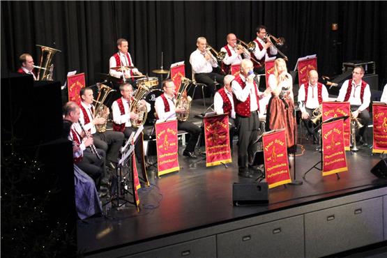 Peter Schad war mit seinen „Oberschwäbischen Dorfmusikanten“ zu Gast beim Musikverein „Harmonie“ Vöhringen.Bilder: Herold Schwind