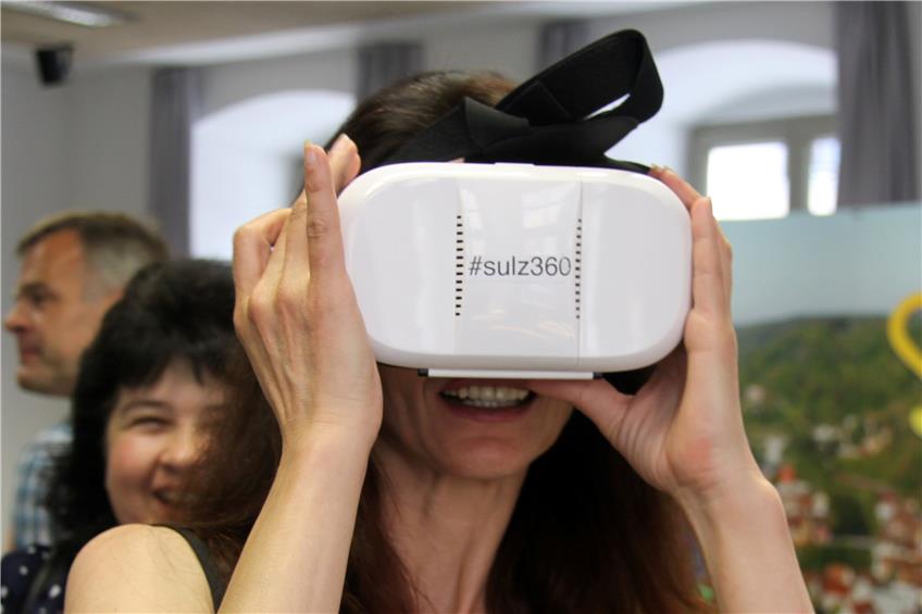 Petya Ivanova blickt durch die „Virtual Reality“-Brille und lernt so die Sulzer Umgebung kennen.