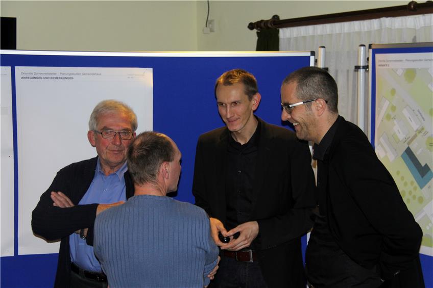 Philip Schmal und Maximilian Wewer (von rechts) vom Stuttgarter Büro Pesch & Partner diskutieren mit Bürgern über die Pläne.Bild: Priotto