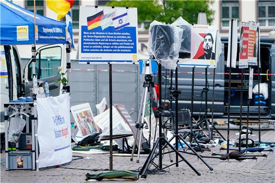 Plakate eines Standes liegen auf dem Marktplatz auf dem Boden. Foto: Uwe Anspach/dpa
