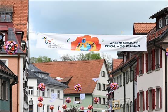 Plakate und Blumenkugeln schmücken die Altstadt von Wangen im Allgäu und weisen auf die Landesgartenschau hin. Foto: Felix Kästle/dpa