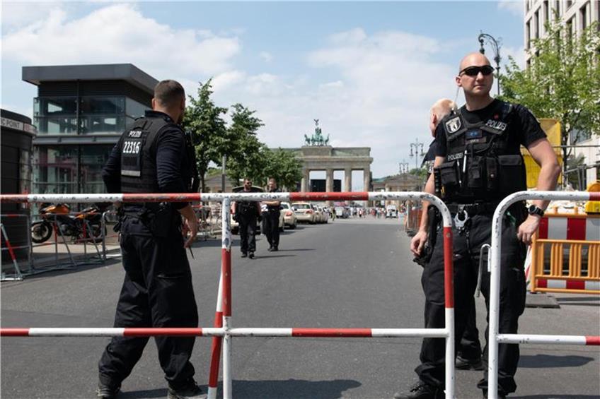 Polizisten sperren den Zugang zum Pariser Platz in Richtung Brandenburger Tor in Berlin vor einem WM-Fußballspiel. Foto: Jörg Carstensen dpa/lsw