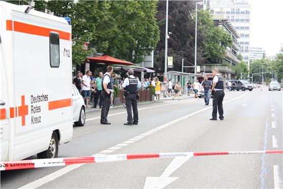Polizisten und ein Rettungswagen beim Einsatz in der abgesperrten Reutlinger Karlstraße. Hier wurde der Angreifer festgenommen.