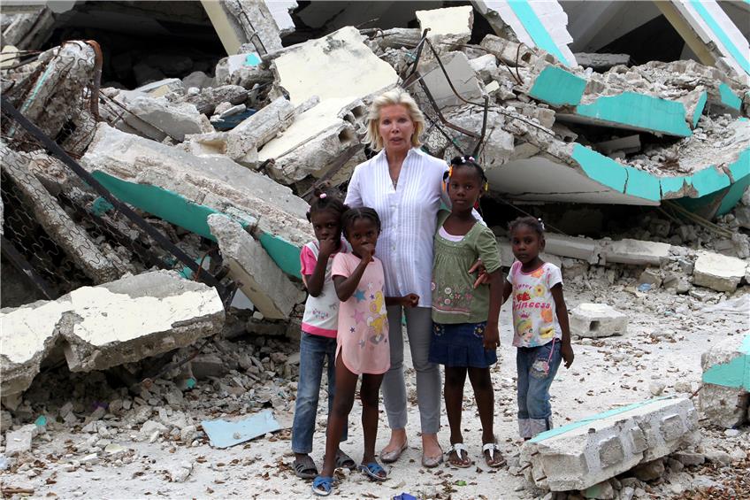 Port-au-Prince in Haiti nach den schweren Erdbeben 2010: Ute Ohoven umringt von einheimischen Kindern. Bilder: You Stiftung