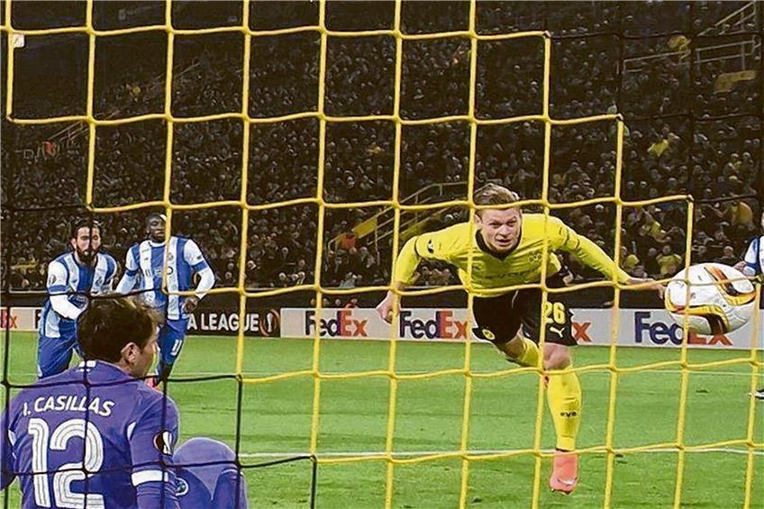 Portos Keeper Iker Casillas (l.) ist geschlagen, Lukasz Piszczek erzielt im zweiten Versuch per Kopf die 1:0-Führung für Borussia Dortmund. Foto: Imago