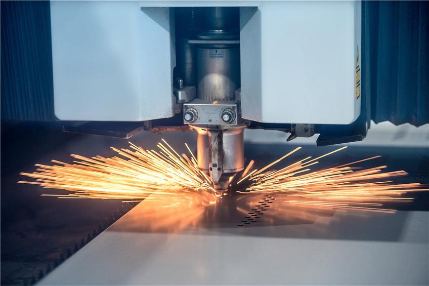 Präzisionsarbeit digital gesteuert und maßgeschneidert: Mit dem Laserstrahl wird Blech geschnitten. Foto: Giacinto Carlucci