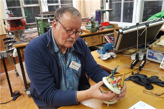 Pünktlich zur Weihnachtszeit versucht Heinz Fischer eine Krippen-Spieluhr wieder zum Laufen zu bringen. Bild: Ulyana Dobrochynskyy