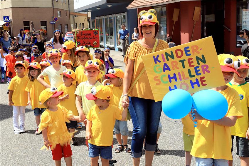 Quietschgelb und quietschfidel liefen die gelben Entchen des Kindergartens Schillerhöhe beim Kinderfestumzug durch die Straßen. Bilder: Kuball