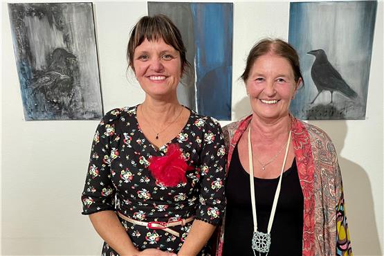 Rachel Zoth (links) führte in der Galerie Kunst im Kapuziner in das Werk ihrer Mutter Maria Zoth ein. Bild: Jana Breuling