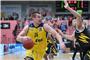 Rasid Mahalbasic (li, EWE Baskets Oldenburg) gegen Sid-Marlon Theis (re, Tigers)...