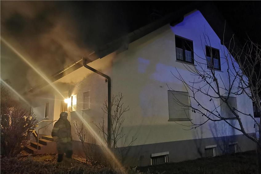Rauchschwaden hängen über dem Haus. Bild: Feuerwehr Eutingen
