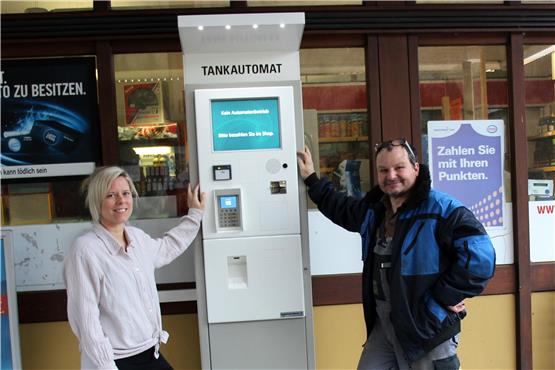 Rebecca und Eric Seeger sind stolz auf den neuen Tankautomaten an der Tankstelle in Hopfau im Glatttal. Den Eltern von vier Kindern bleibt dadurch mehr Zeit, für Kunden mehr Flexibilität.Bild: Herold Schwind