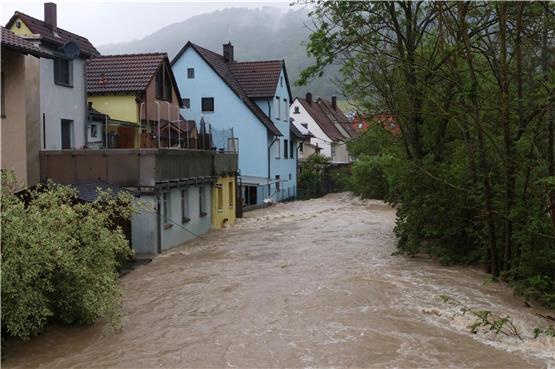 Regenfälle haben in der Ortschaft Hausen bei Bad Ditzenbach die Fils über die Ufer treten lassen. Foto: Markus Zechbauer/Zema Medien/dpa