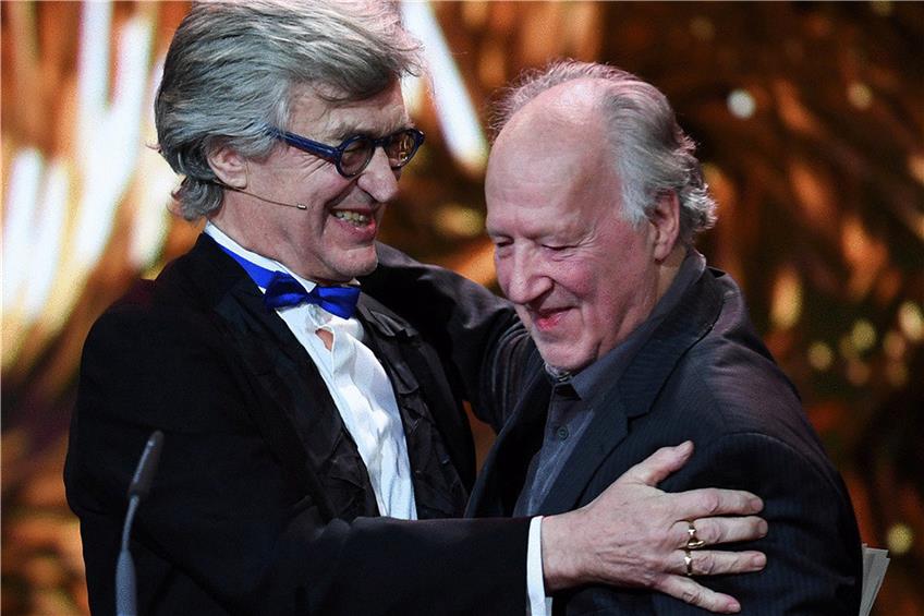 Regisseur Wim Wenders (l) ehrt seinen Kollegen Werner Herzog für sein Lebenswerk. Foto: dpa