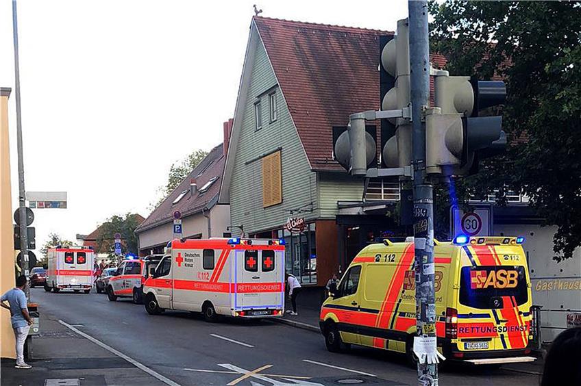 Rettungsfahrzeuge am frühen Sonntagabend in der Tübinger Gartenstraße. Fünf Menschen wurden leicht verletzt, als durch eine Sturmbö eine Glasscheibe zu Bruch ging. Privatbild: Luig