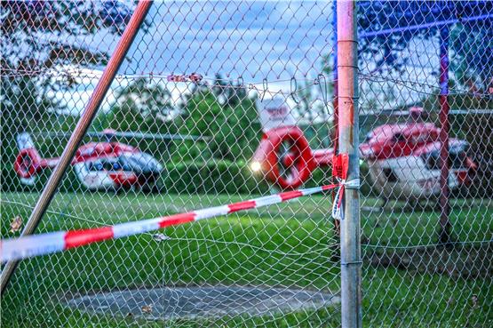 Rettungshubschrauber stehen auf einer Wiese in der Nähe einer alten Turnhalle. Foto: Marius Bulling/dpa