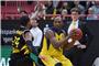 Ricky Paulding (re, EWE Baskets Oldenburg) gegen Barry Stewart (li, Tigers) beob...
