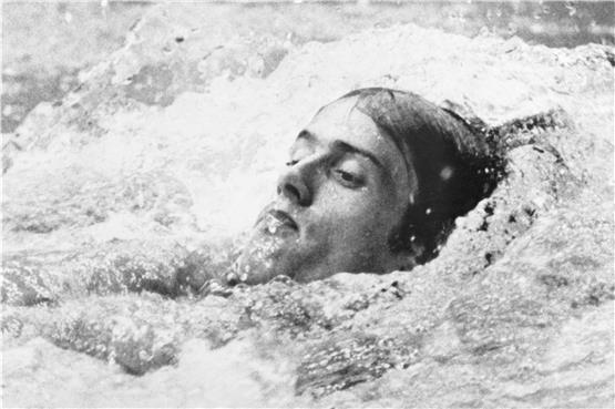 Roland Matthes beim Gewinn der Goldmedaille über 200 m Rücken bei den Spielen 1972 in München. Foto: afp