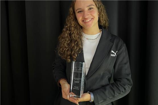 Rosina Schneider mit der Auszeichnung als Deutsche Jugend-Leichtathletin des Jahres 2023. Privatbild