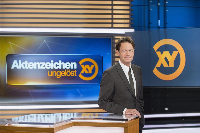 Rudi Cerne berichtet am Mittwoch in der Sendung Aktenzeichen XY... ungelöst über einen Tübinger Raubüberfall am 3. Oktober 2016. Bild: ZDF / Thomas R. Schumann