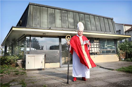 Rüdiger Happ als „Stellvertretender Papst in Reserve Silvester V.“ vor der ehemaligen Parkgaststätte am Tübinger Busbahnhof. Bild: Anne Faden
