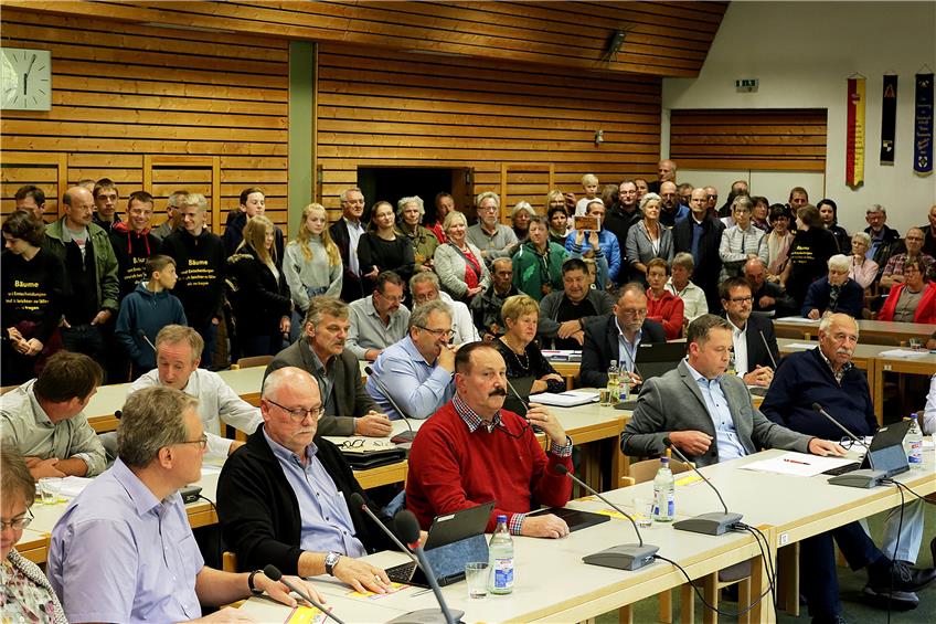 Rund 200 Vertreter der BI Hau&Holzwiese verfolgten die Debatte im Gemeinderat über das geplante Gewerbegebiet in Ahldorf. Bilder: Kuball