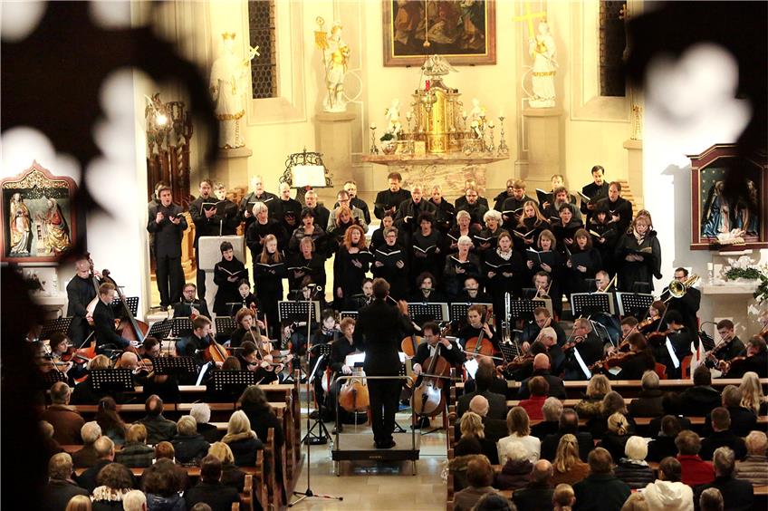Rund 400 Zuhörer erfreuten sich am Samstag der Aufführung von Mozarts Requiem in der Horber Stiftskirche. Horbs Musikschuldirekor Sven Gnass am Taktstock leitete einen rund 40-köpfigen Chor nebst eben so großem Ensemble und die vier Solisten durch das Werk.Bilder: Kuball